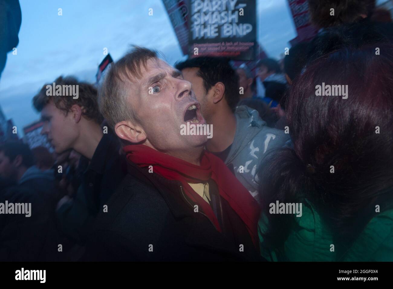 Demonstration der Anti-British National Party (BNP) vor dem BBC Television Center, Wood Lane, London. Der Protest ist gegen den Auftritt von BNP-Chef Nick Griffin in in der Fragestunde. BBC Television Center, Wood Lane, London, Großbritannien. 22 Okt 2009 Stockfoto