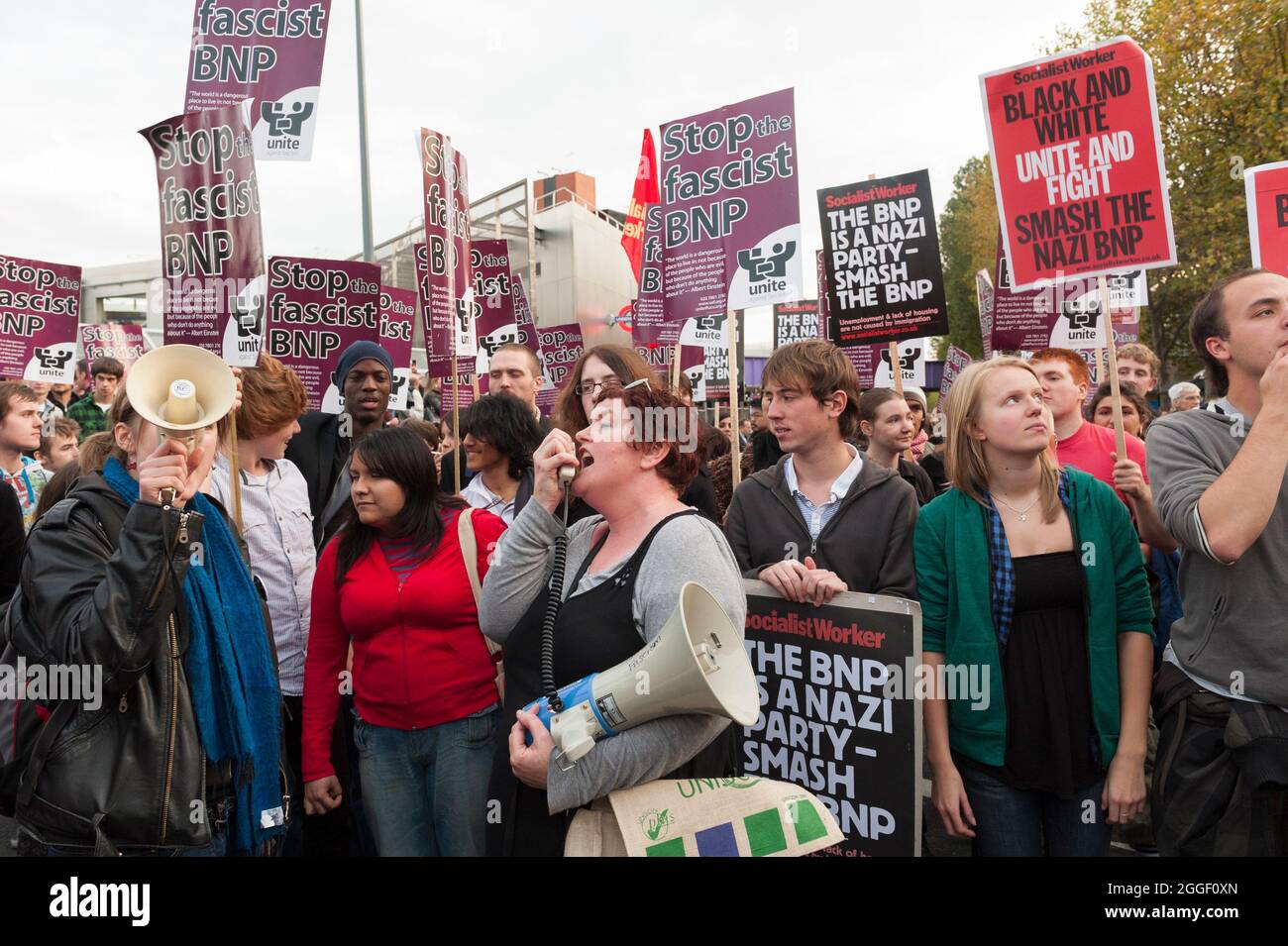 Demonstration der Anti-British National Party (BNP) vor dem BBC Television Center, Wood Lane, London. Der Protest ist gegen den Auftritt von BNP-Chef Nick Griffin in in der Fragestunde. BBC Television Center, Wood Lane, London, Großbritannien. 22 Okt 2009 Stockfoto