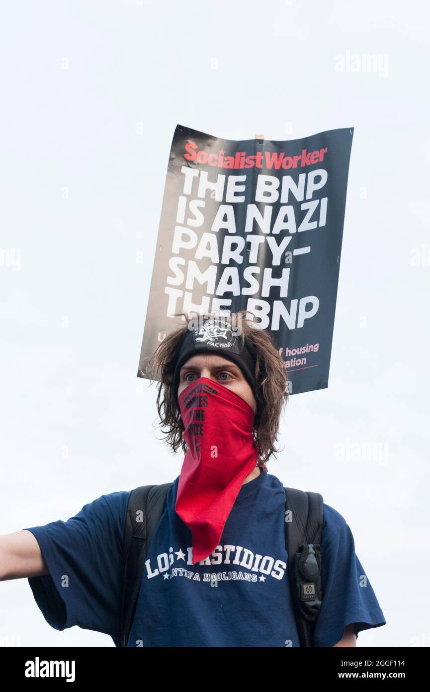 Demonstration der Anti-British National Party (BNP) vor dem BBC Television Center, Wood Lane, London. Der Protest ist gegen den Auftritt von BNP-Chef Nick Griffin in in der Fragestunde. BBC Television Center, Wood Lane, London, Großbritannien. 22 Okt 2009 Stockfoto