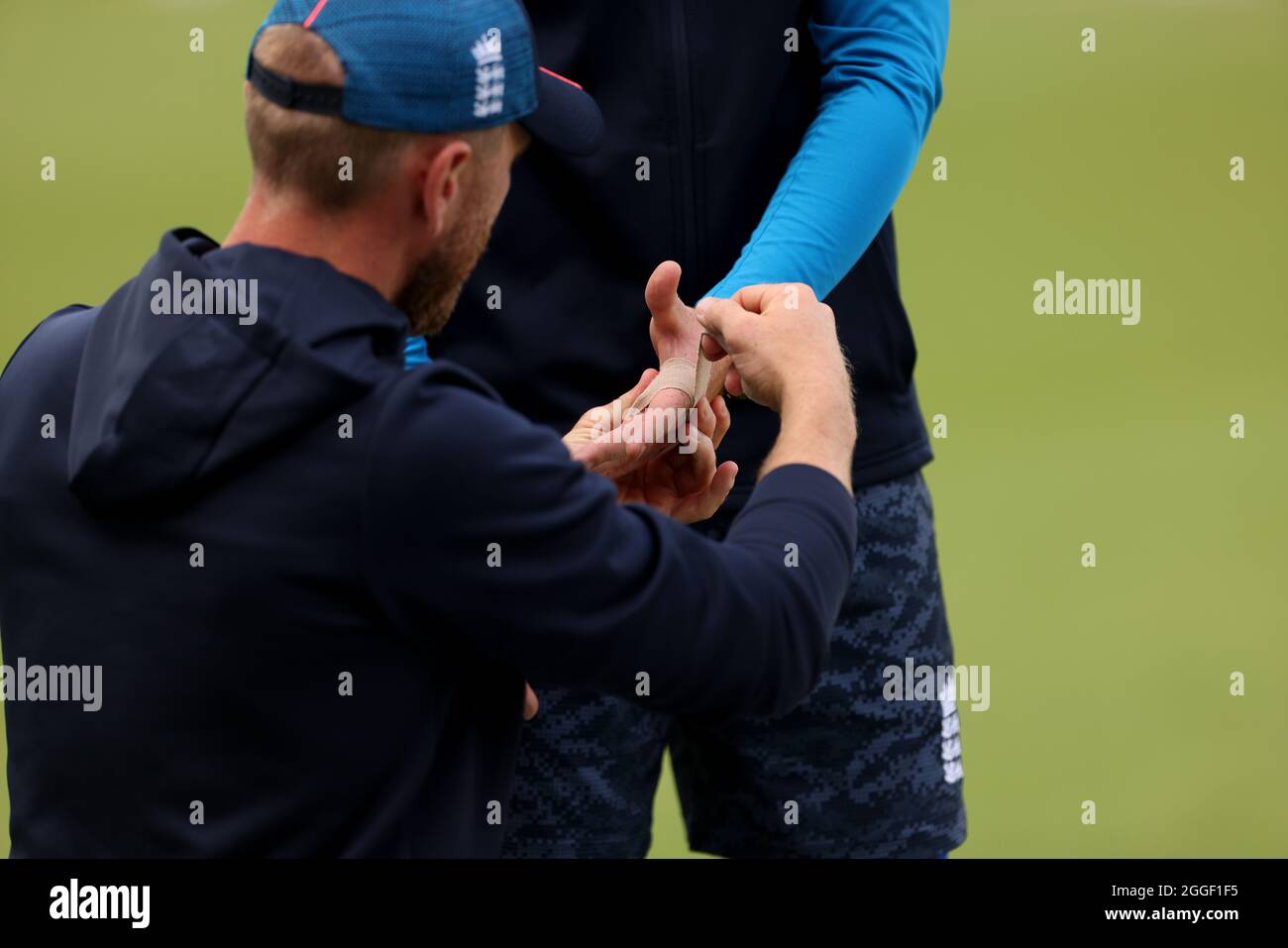 Englands Ollie Pope hat seine Hand während einer Netzsitzung im Kia Oval, London, geschnallt. Bilddatum: Dienstag, 31. August 2021. Stockfoto
