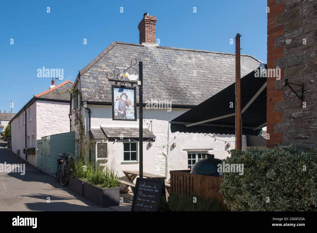 Der Millbrook Inn Pub im hübschen Dorf South Pool in der Nähe von Salcombe und Kingsbridge in South Hams, Devon, Großbritannien Stockfoto
