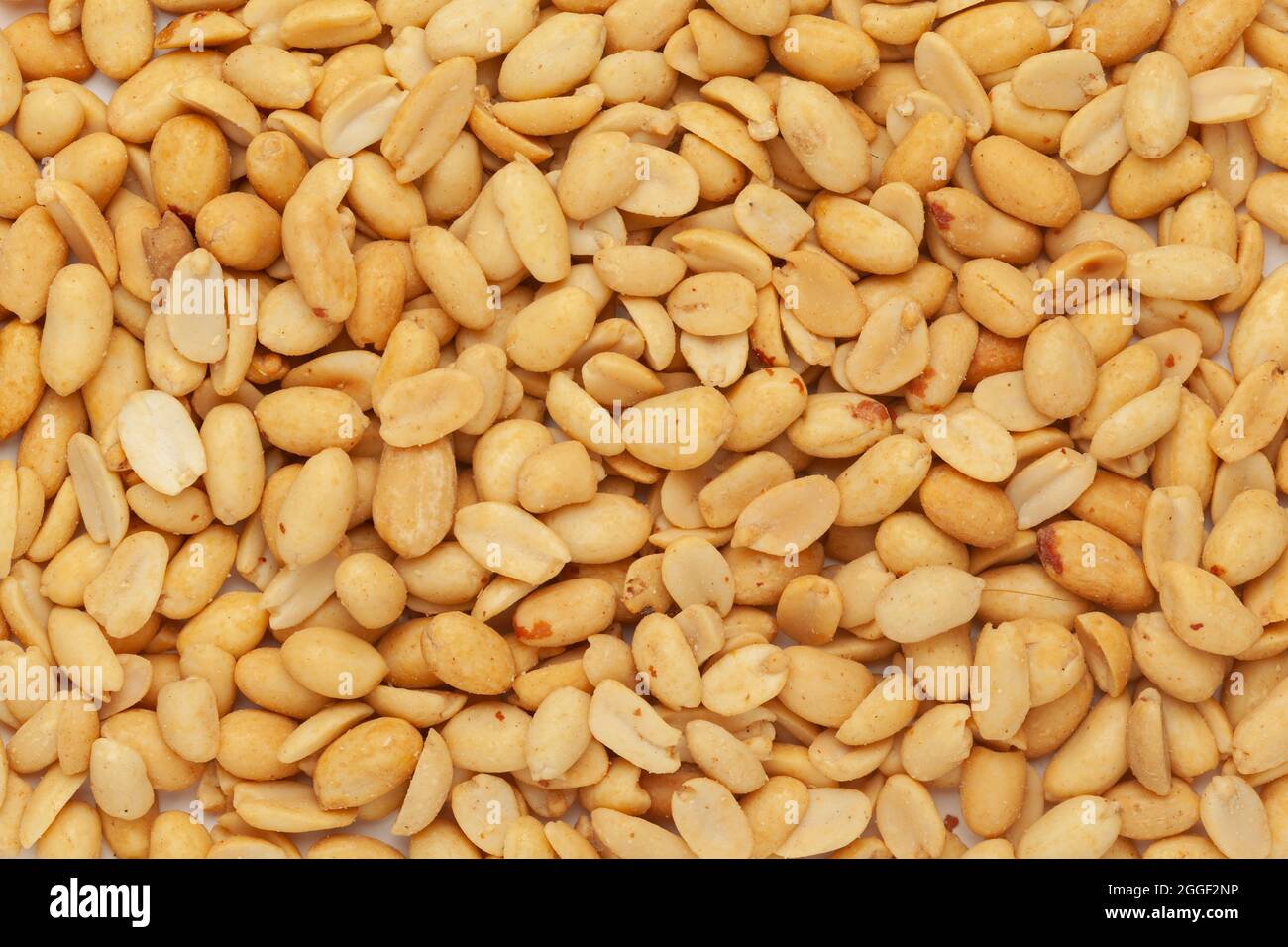 Nahaufnahme von knusprig gerösteten Erdnüssen mit indischem Nacktbild (Snacks) im Vollformat. Draufsicht Stockfoto