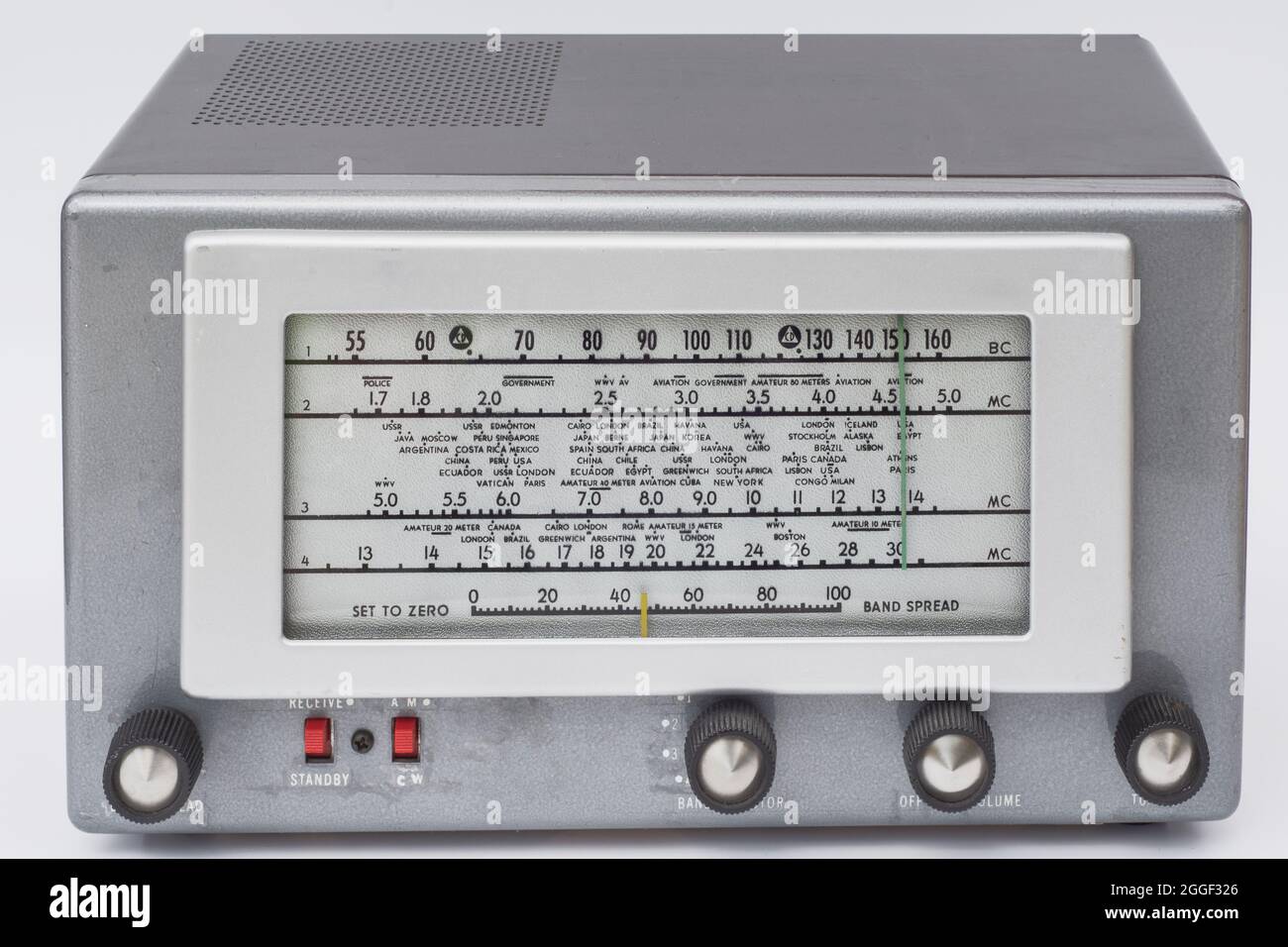 Altes Radio mit Metallgehäuse, wo man Kurzwellensendungen aus der ganzen Welt hören kann. Sie können die Radiosendung aller Länder hören Stockfoto