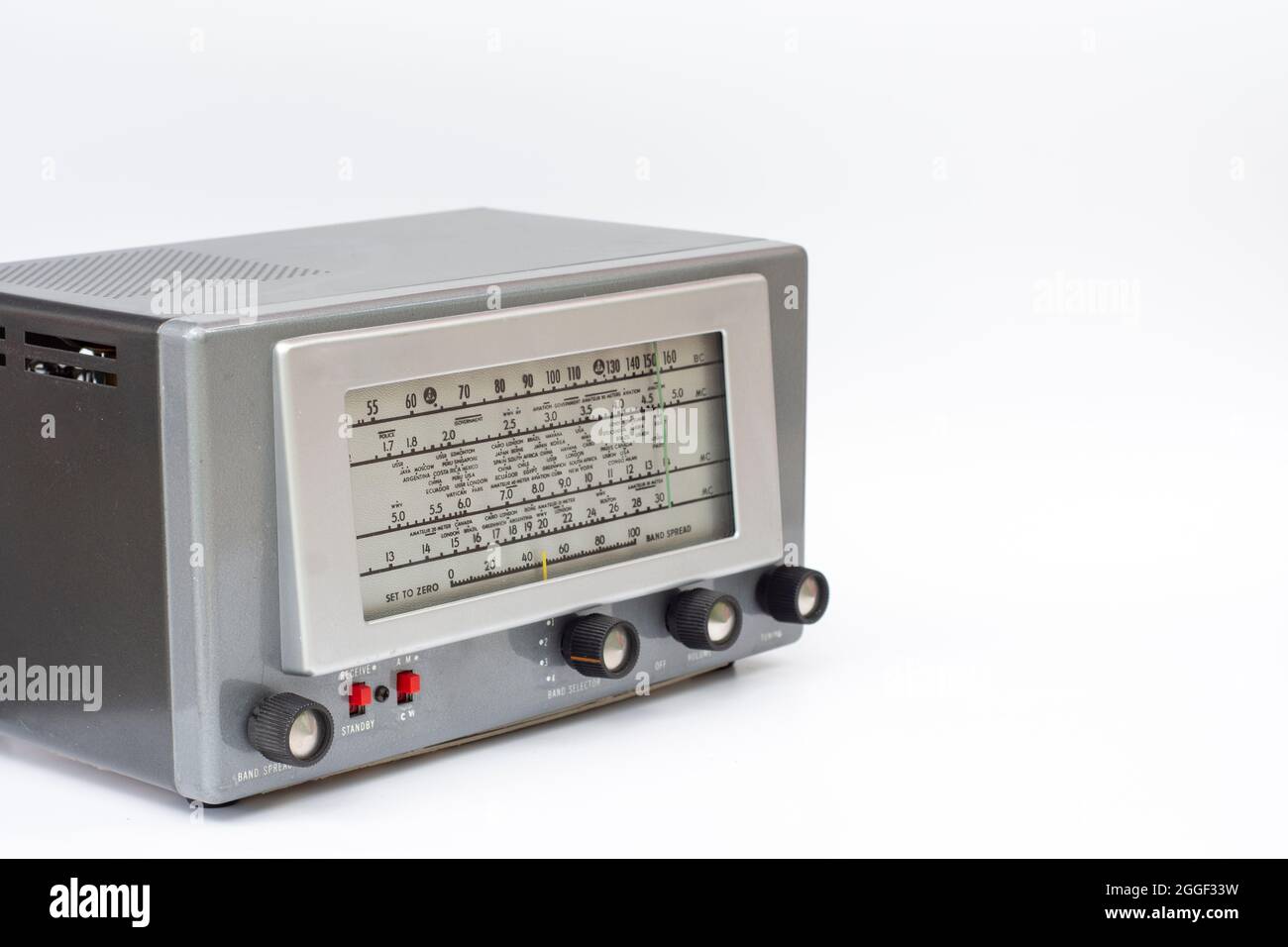 Altes Radio mit Metallgehäuse, wo man Kurzwellensendungen aus der ganzen Welt hören kann. Sie können die Radiosendung aller Länder hören Stockfoto