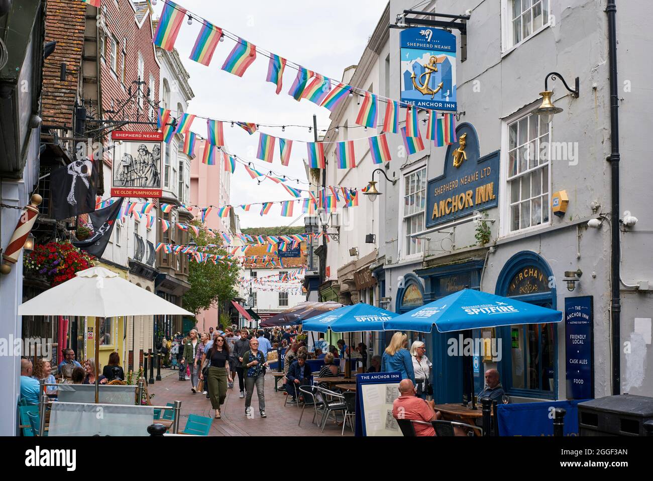 George Street, Hastings Old Town, East Sussex UK, an den Feiertagen im August, mit Fußgängern Stockfoto