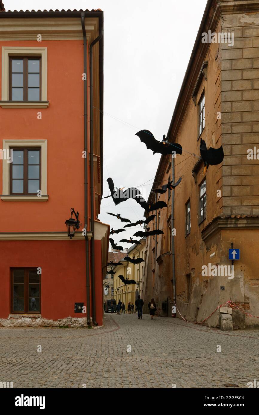 Hängende Fledermäuse in der Lubliner Altstadt, saisonale Dekoration für Straßenkunst Stockfoto