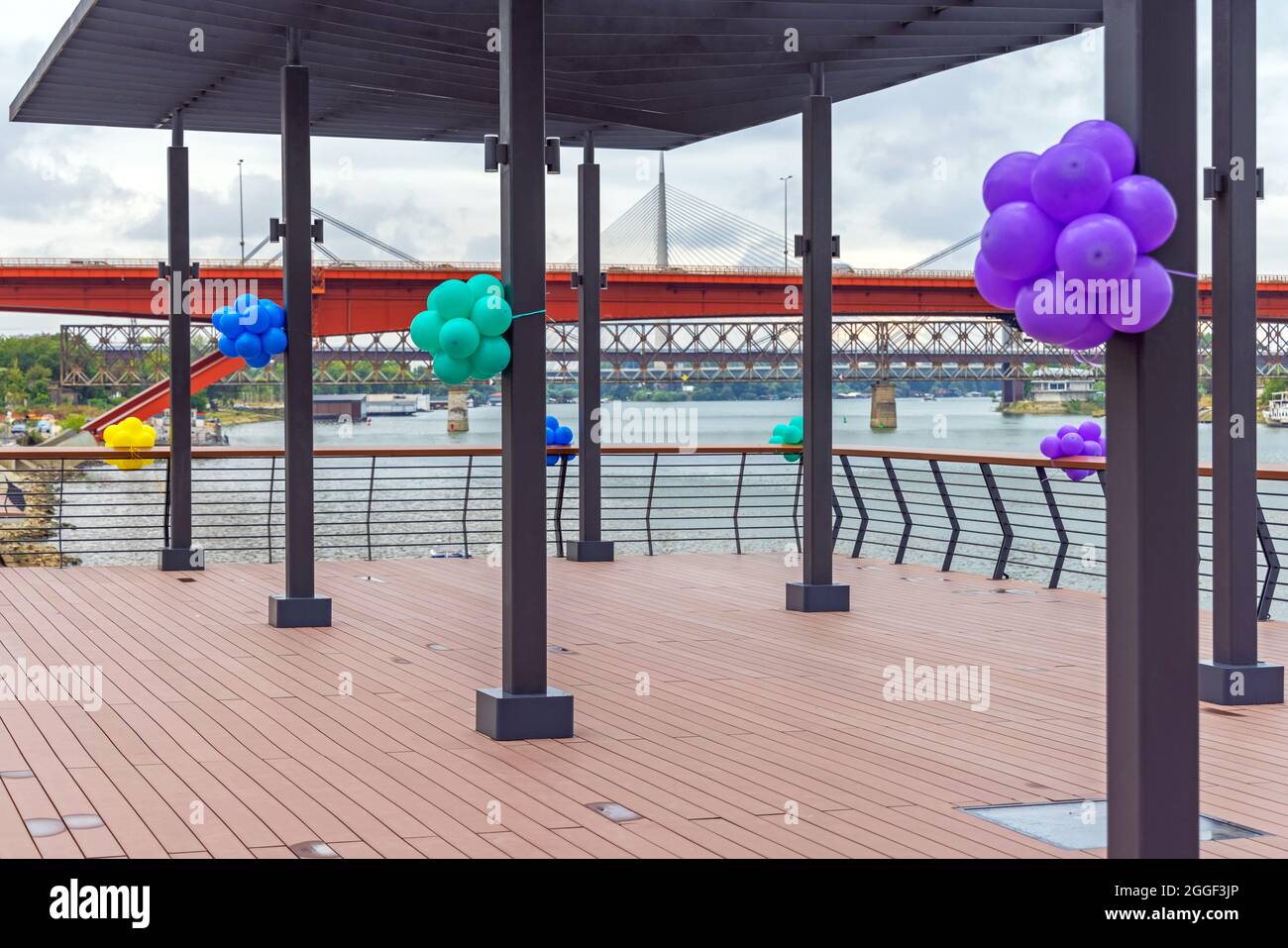 Veranstaltungsort für Flussparty, geschmückt mit Ballongruppen an den Säulen Stockfoto