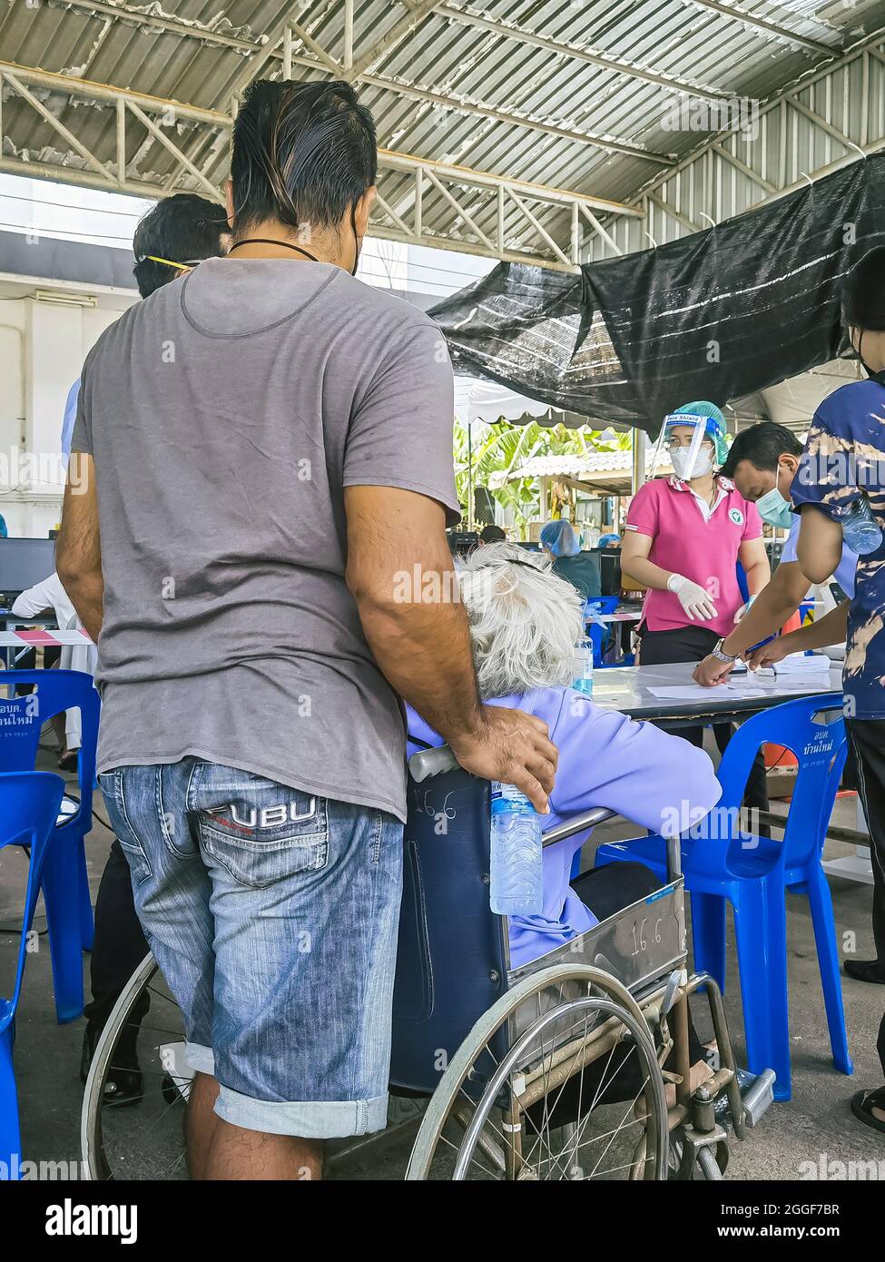 KANCHANABURI, THAILAND-AUGUST 25,2021 : nicht identifizierte Personen warten in einer Schlange, um während des Th die erste Dosis des COVILO (Sinopharm) Coronavirus-Impfstoffs zu nehmen Stockfoto