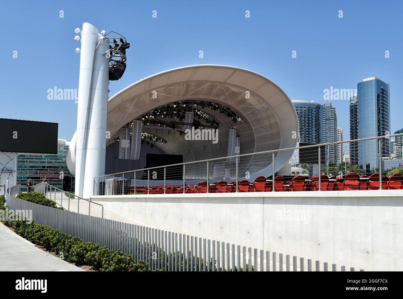 SAN DIEGO, KALIFORNIEN - 25. AUGUST 2021: Rady Shell-Konzertsaal im Jacobs Park. Stockfoto