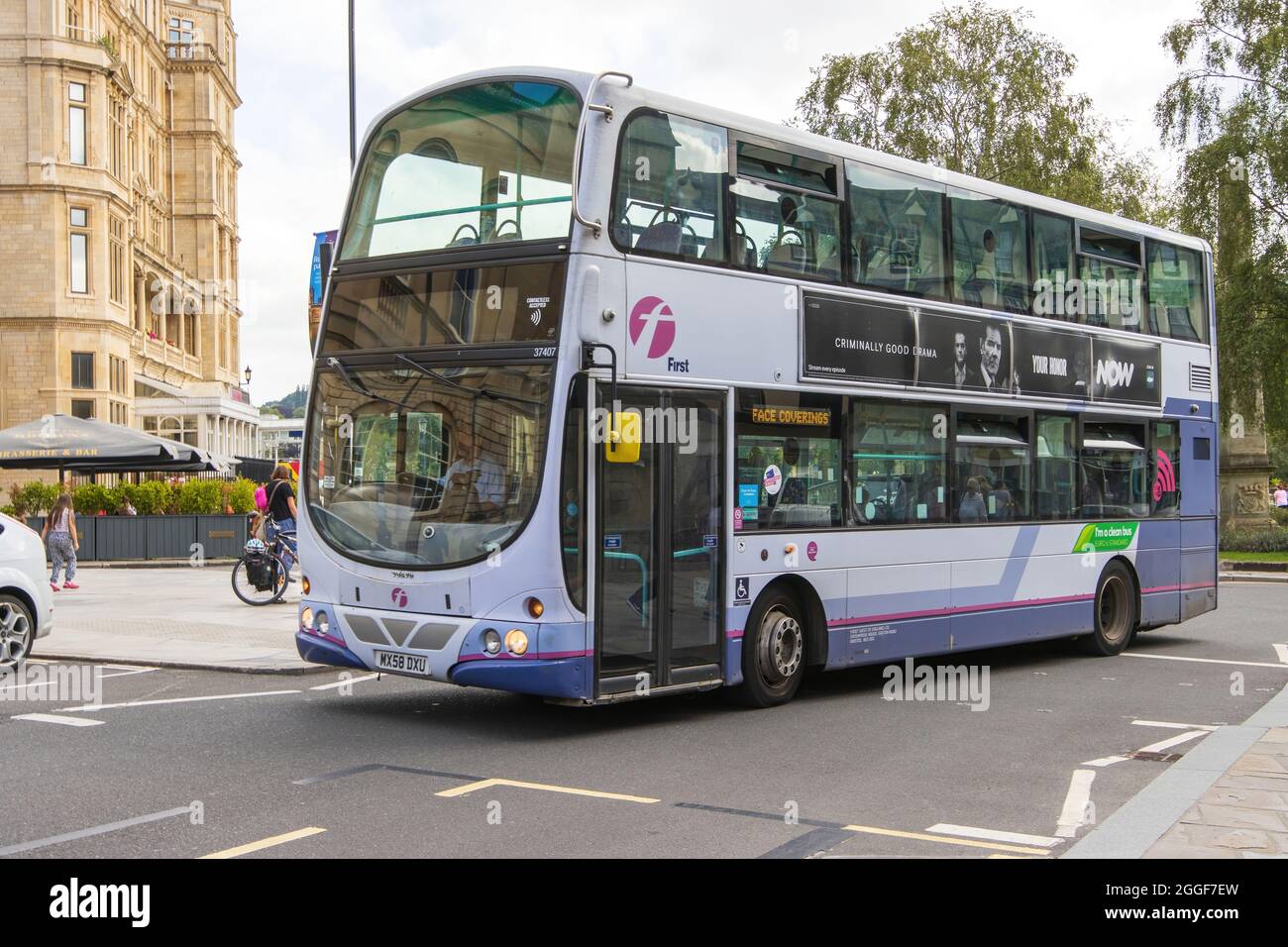 Ein Volvo B Series B9TL aus dem Jahr 2008, First Group Bus, fährt durch das Zentrum von Bath, Großbritannien. August 2021 Stockfoto