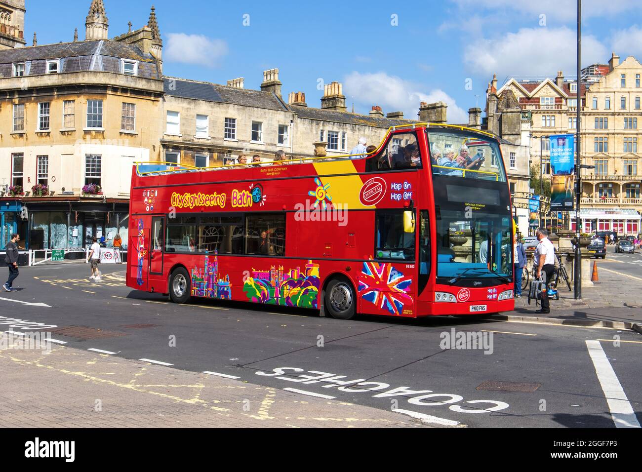 A 2008 Volvo B Series B9TL, Reg.-Nr.: PN10 FNS, oben offener Stadtbus von Bath, Touristensammlung in Orange Grove, Bath, Großbritannien. August 2021. Stockfoto