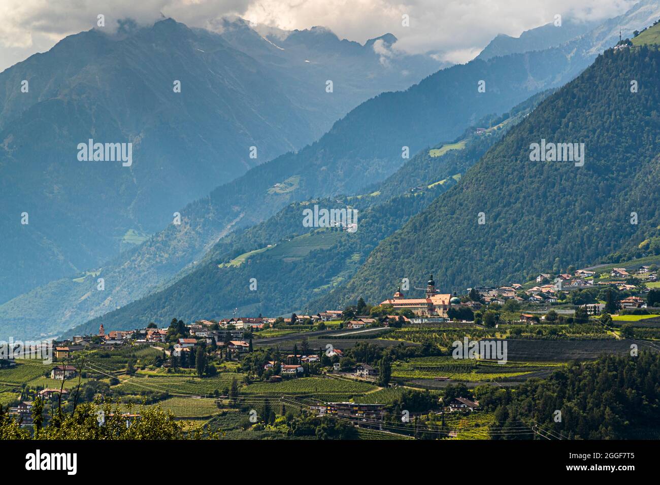 Das Johanneum Convict steht mitten in Weinbergen nahe Dorf Tirol, Südtirol, Italien, vor der Bergkulisse des Passeiertals. Das Internat wurde 1928 vom Fürstbischof Celestino Endrici gegründet und nutzt das St. Fidelishaus, das 1908–1911 errichtet wurde, als Hauptgebäude. Stockfoto