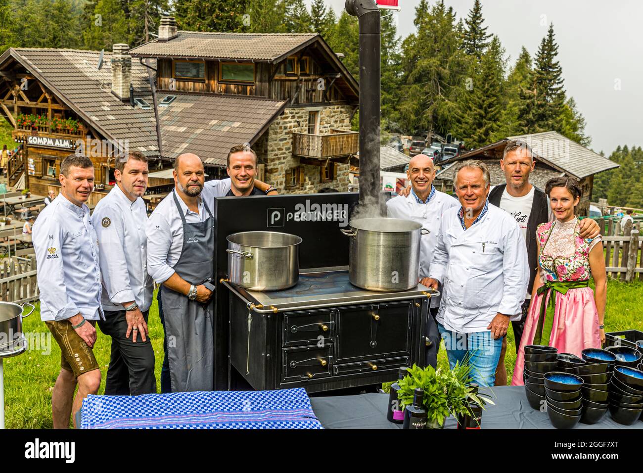 Unplugged Taste heißt das Gourmet-Event auf der Gomppm-Alm in Südtirol, Italien. Es findet jedes Jahr am letzten Sonntag im August statt. Berühmte Köche bereiten ihre Gerichte auf alten Holzöfen zu. Stockfoto