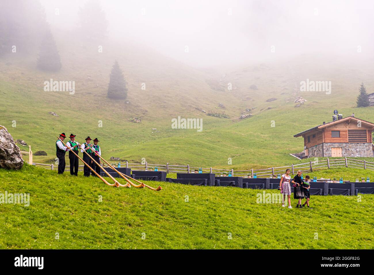 Unplugged Taste heißt das Gourmet-Event auf der Gomppm-Alm in Südtirol, Italien. Es findet jedes Jahr am letzten Sonntag im August statt. Alphörner gehören zur herzhaften Folklore Stockfoto