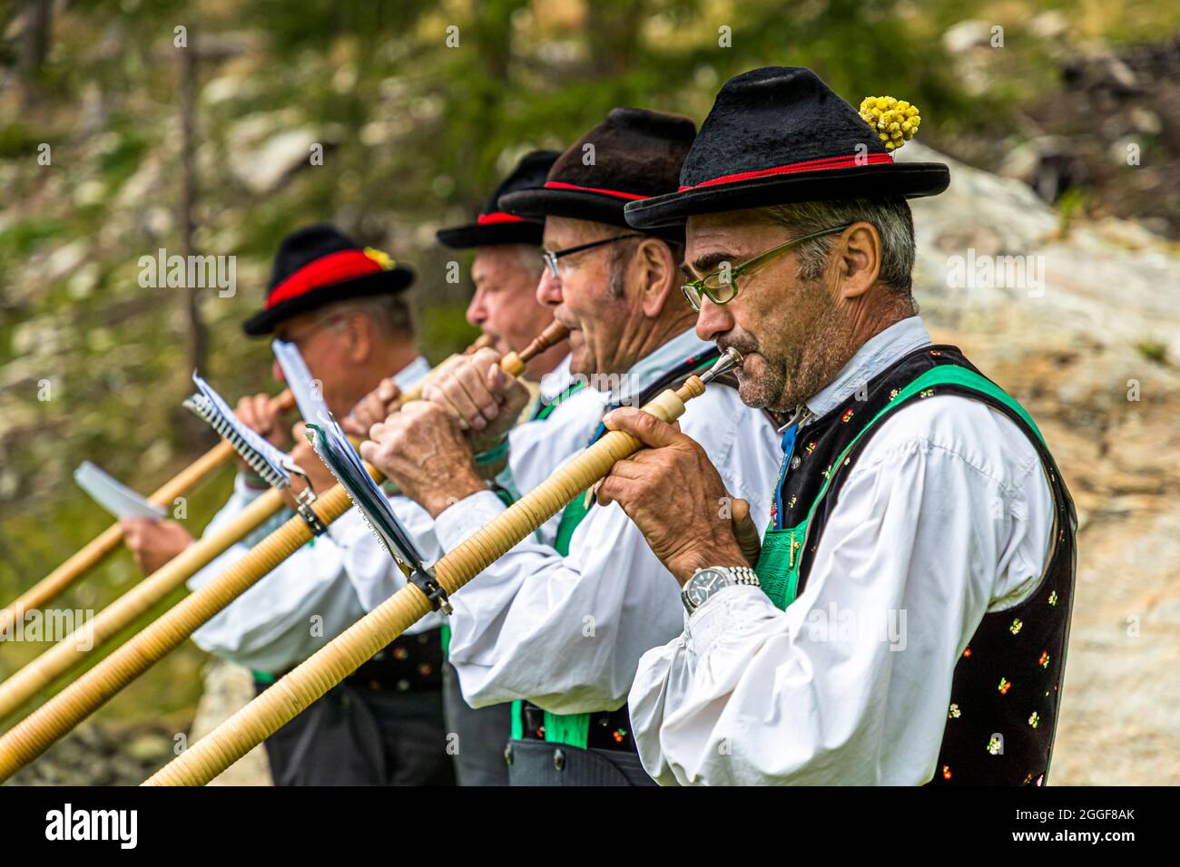 Unplugged Taste heißt das Gourmet-Event auf der Gomppm-Alm in Südtirol, Italien. Es findet jedes Jahr am letzten Sonntag im August statt. Alphörner gehören zur herzhaften Folklore Stockfoto