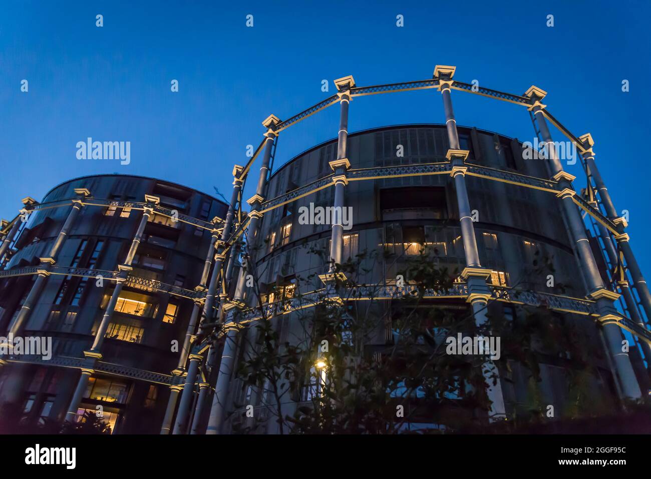 Gasinholders, die in Luxuswohnungen umgewandelt wurden, in der Gegend von Lyside, in der Stadterneuerung von King's Cross, London, England, Großbritannien Stockfoto