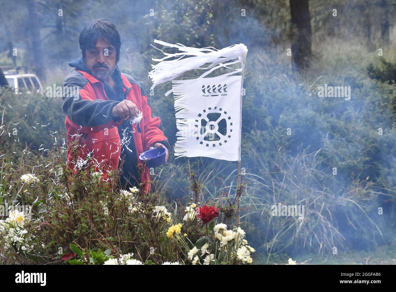 Graniceros, traditionelle mexikanische Schamanen, führen im August ein Ritual namens canícula durch, um die Götter um weniger Regen und Hitze zu bitten. Stockfoto