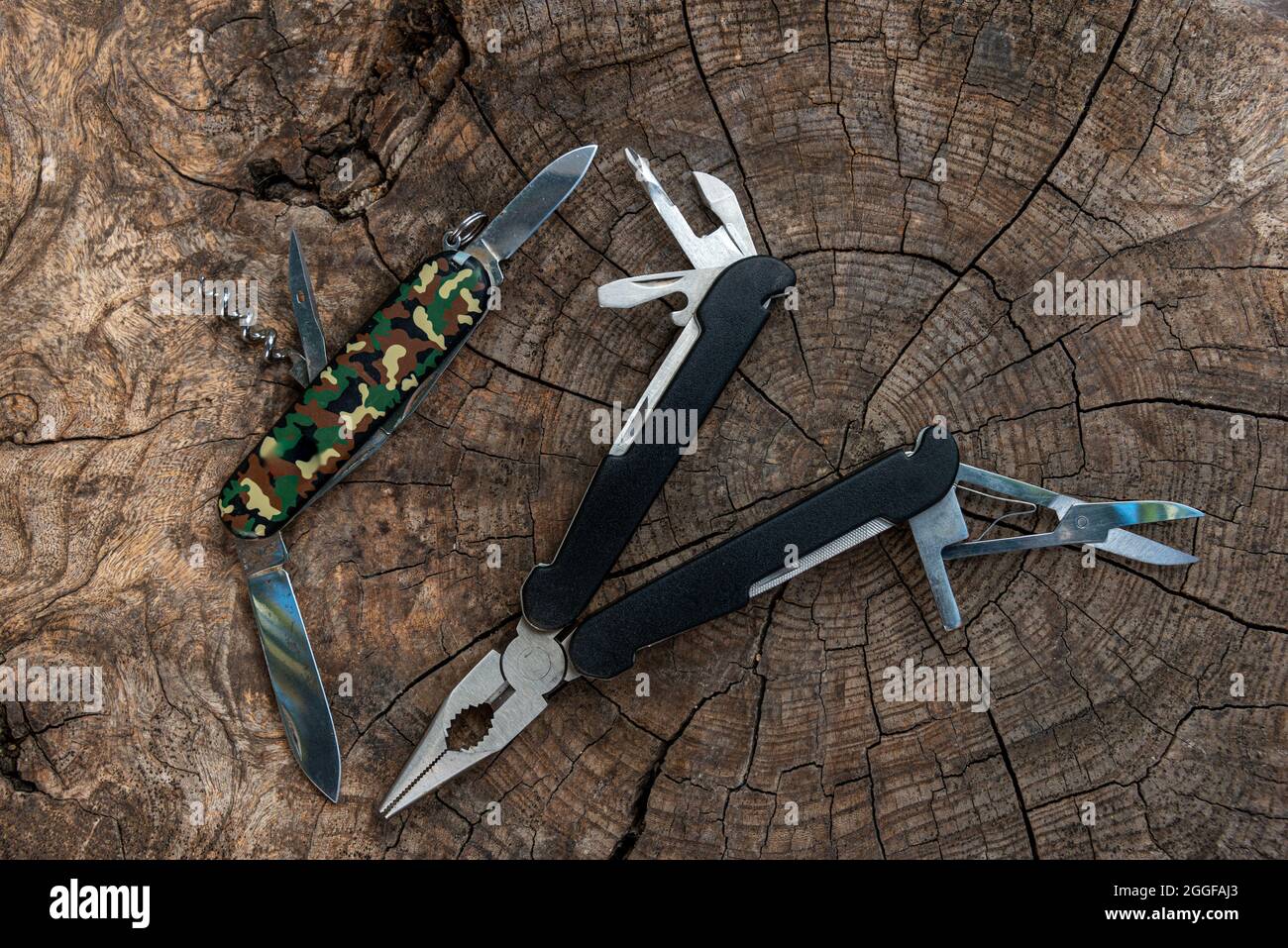 Eine Reihe von Multi-Tools für Radfahren Wandern und Camping . Das Konzept eines aktiven Lebensstils Stockfoto