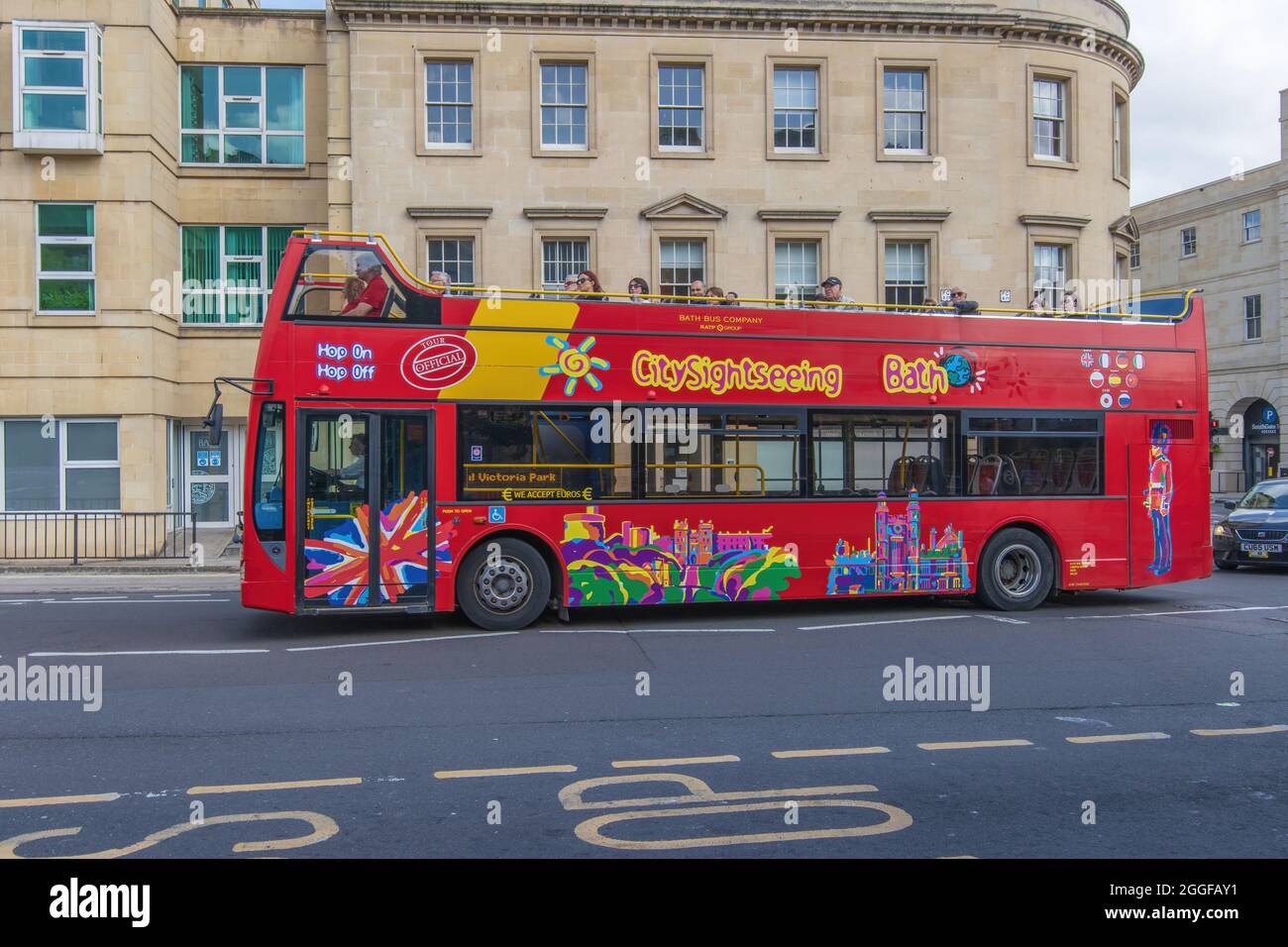 Ein 2010 Volvo B Series B9TL, offener Stadtbusservice in Bath, der Touristen durch das Zentrum von Bath in Großbritannien führt. August 2021. Stockfoto