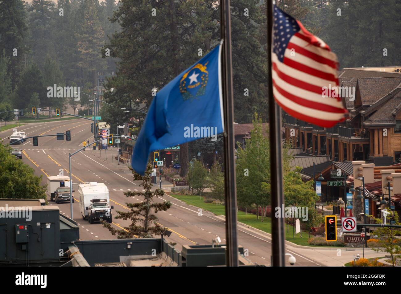 Stateline, NV, USA. August 2021. Einige der letzten Fahrzeuge verlassen South LakeTahoe nach der obligatorischen Evakuierung während des Caldor-Feuers bei Hyw 50 am Montag, den 30. August 2021 in Stateline. (Bild: © Paul Kitagaki Jr./ZUMA Press Wire) Stockfoto