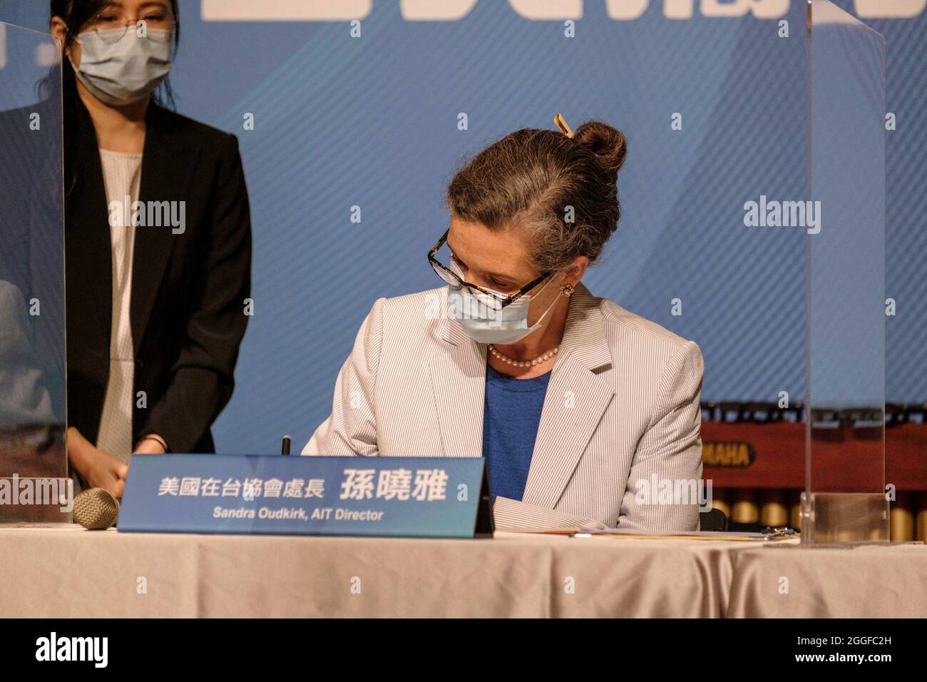 Taipeh, Taiwan. August 2021. Sandra Oudkirk, Direktorin des American Institute in Taiwan, hat die Unterzeichnung des Memorandum of Understanding (MOU) zur Gründung des „Fulbright-Taiwan Ministry of Culture, Arts Professionals Grant“ in Taipei gesehen. (Foto von Walid Berrazeg/SOPA Images/Sipa USA) Quelle: SIPA USA/Alamy Live News Stockfoto