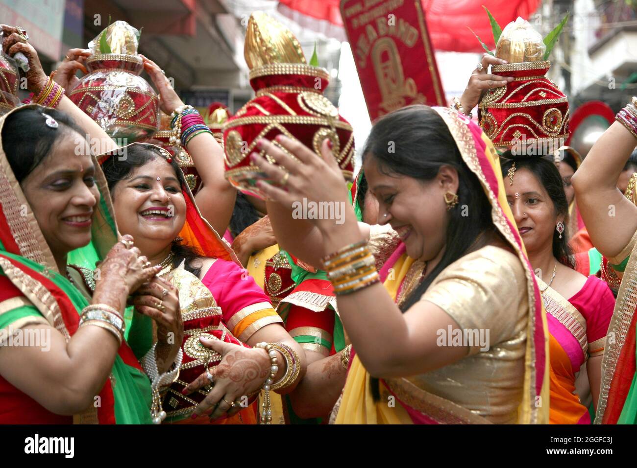 Indische Frauen nehmen an einer religiösen Prozession anlässlich des Ganesh chaturthi Festivals in Neu Delhi, Indien, Teil. Stockfoto