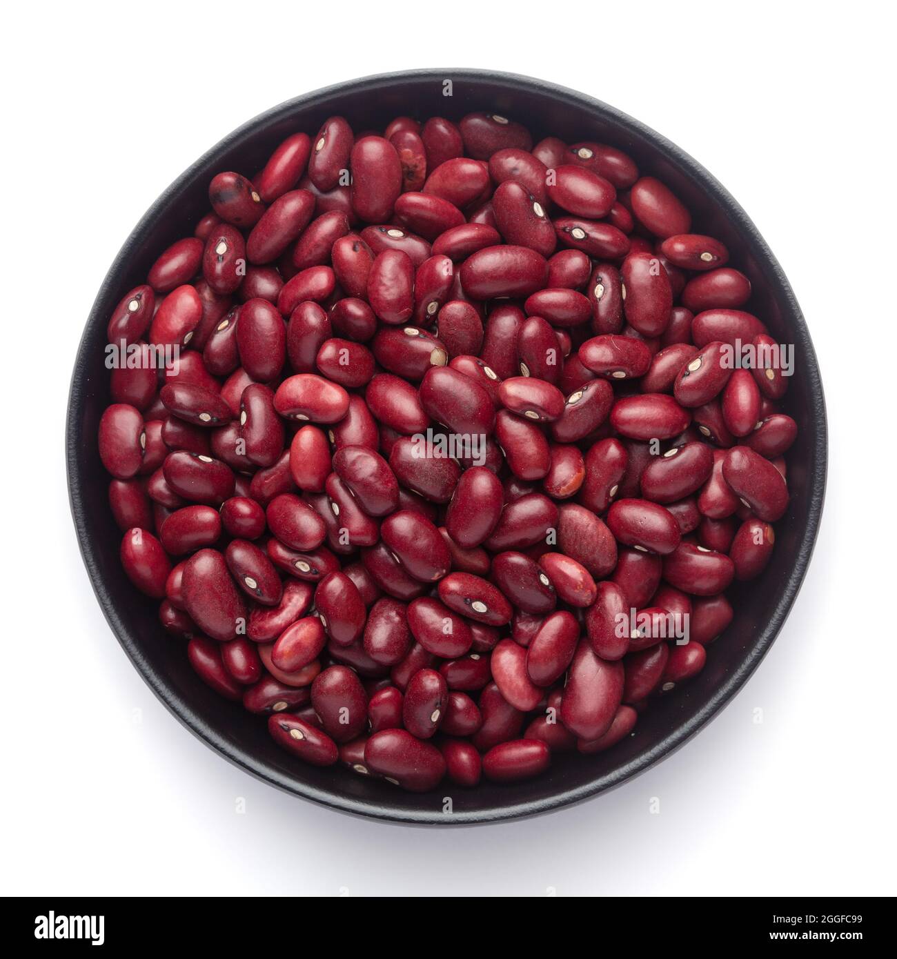 Makro-Nahaufnahme von organischen Rajma, (Laal Lobia) oder roten Kidney-Bohnen auf einer schwarzen Keramikschale. Draufsicht Stockfoto