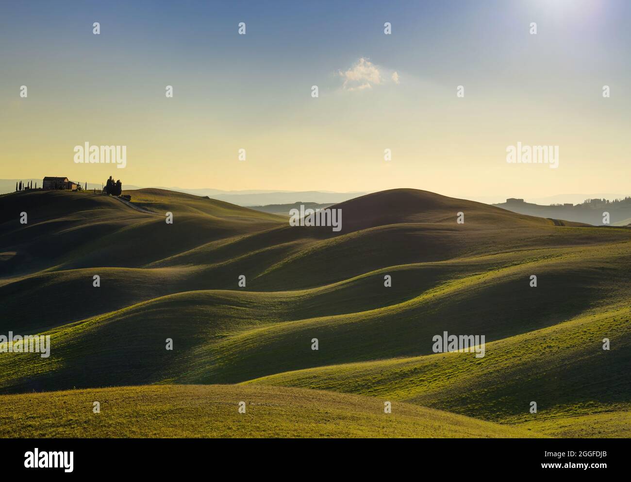 Toskana, Landschaft im Land der Crete Senesi. Rolling Hills, Landschaft Bauernhof, grünen Wiese auf warmen Sonnenuntergang. Siena, Italien, Europa. Stockfoto
