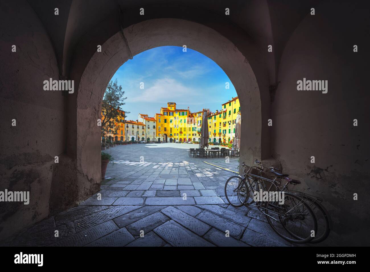 Lucca, historischer Piazza dell' Anfiteatro öffentlicher Platz vom Eingangsbogen und zwei alte Fahrräder. Toskana, Italien, Europa. Stockfoto
