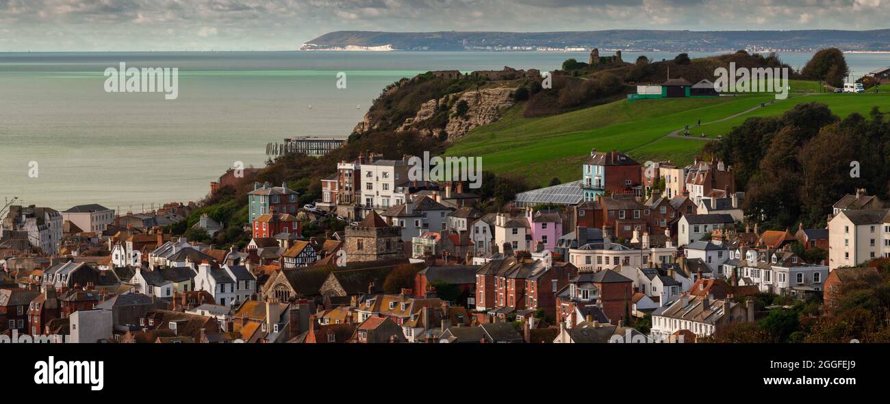 Blick über die Altstadt von Hastings, den Strand, den Pier und hinüber in Richtung Beachy Head. Stockfoto