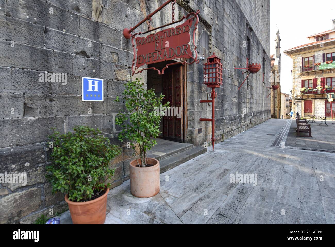 Hondarribia, Spanien - 29. August 2021: Der Parador de Hondarribia oder Schloss von Charles V. Stockfoto