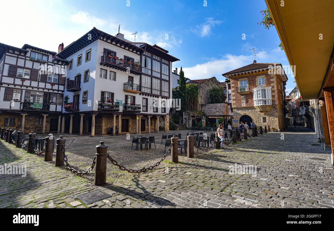 Hondarribia, Spanien - 29 Aug 2021: Traditionelle baskische Häuser auf der Plaza Gipuzkoa in der Altstadt von Hondarribia Stockfoto