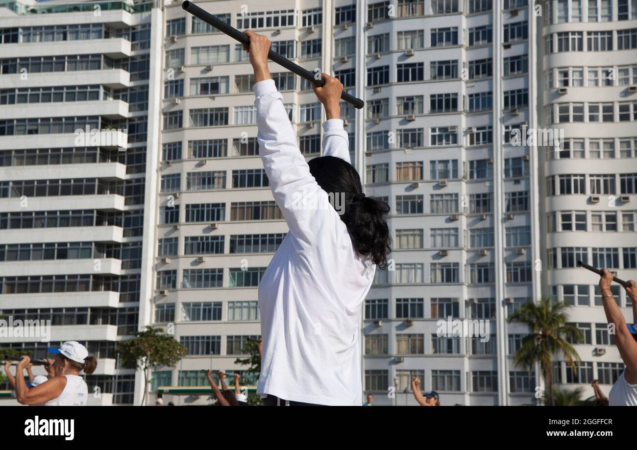 Wohlbefinden, aktive ältere und mittlere Frauen in der Tai-Chi-chuan-Klasse am Morgen, Mehrgenerationensozialisierung. Stockfoto