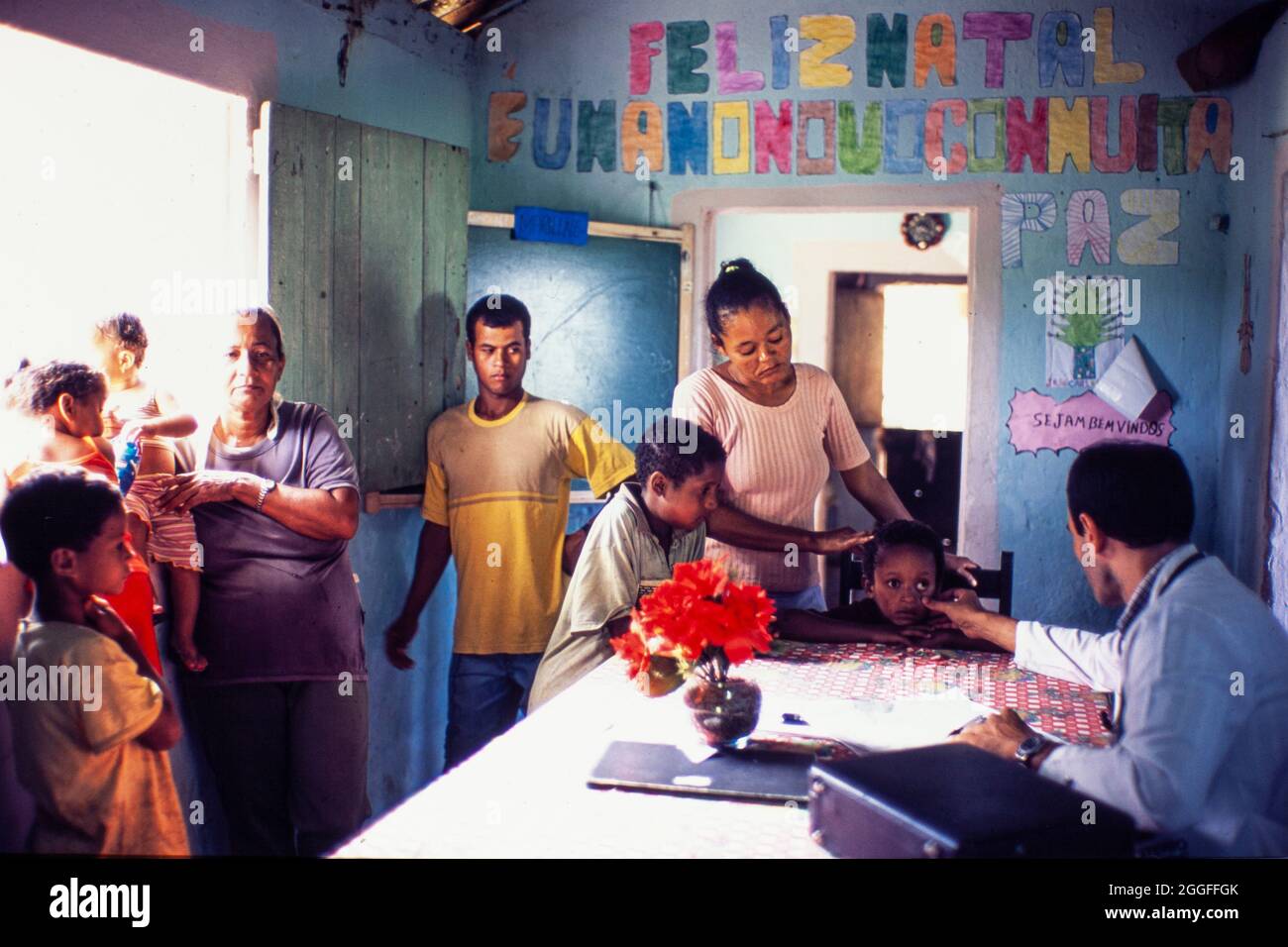 Programm für Familiendoktor ( Programa Medico de Familia ) unterstützt von der brasilianischen Regierung - arme Familien aus dem ländlichen Brasilien erhalten medizinische Versorgung und Familienmedizin an der lokalen ländlichen Schule, basierend auf dem Wissen des Patienten im Kontext der Familie und der Gemeinschaft, wobei der Schwerpunkt auf der Prävention von Krankheiten und Gesundheitsförderung liegt. Stockfoto