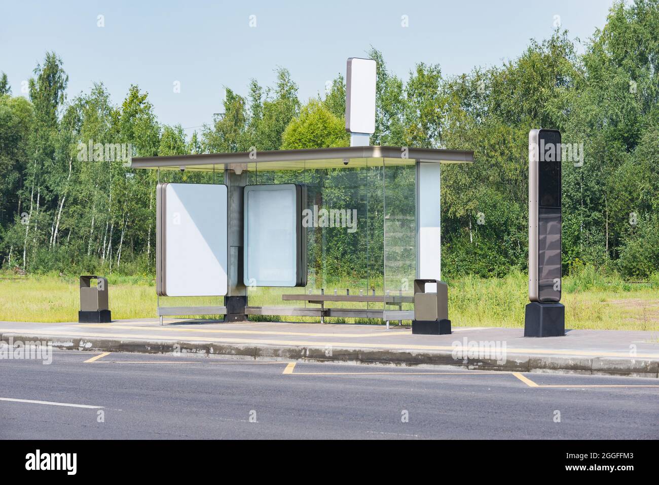 An Sommertagen ist die Bushaltestelle leer. Stockfoto