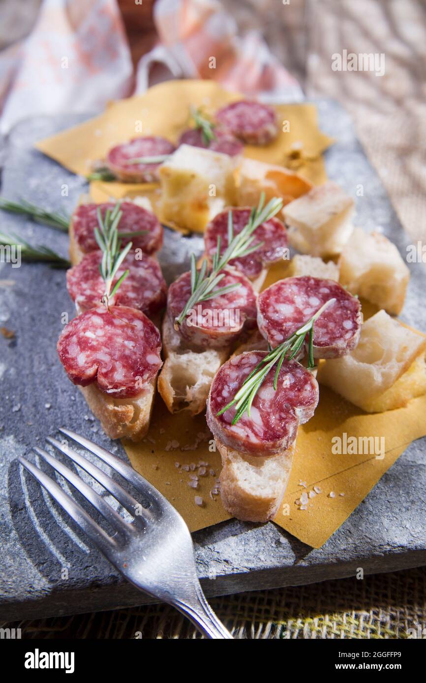 Präsentation der typischen Focaccia und der toskanischen Salami Stockfoto