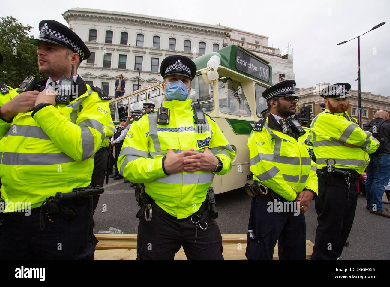 Extinction Rebellion-Aktivisten London 31. August 2021. Demonstranten blockieren die London Bridge mit einem Bus als Teil der laufenden XR-Proteste in London, während Polizeibeamte den Bus bewachen Stockfoto