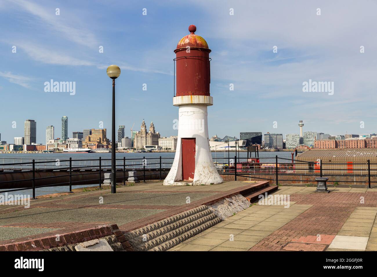 Birkenhead, Großbritannien: Leuchtturm der Woodside Fähre mit Blick auf den Fluss Mersey. Restauriert und auf einem Steinturm montiert, nachdem das ehemalige Terminal abgerissen wurde Stockfoto