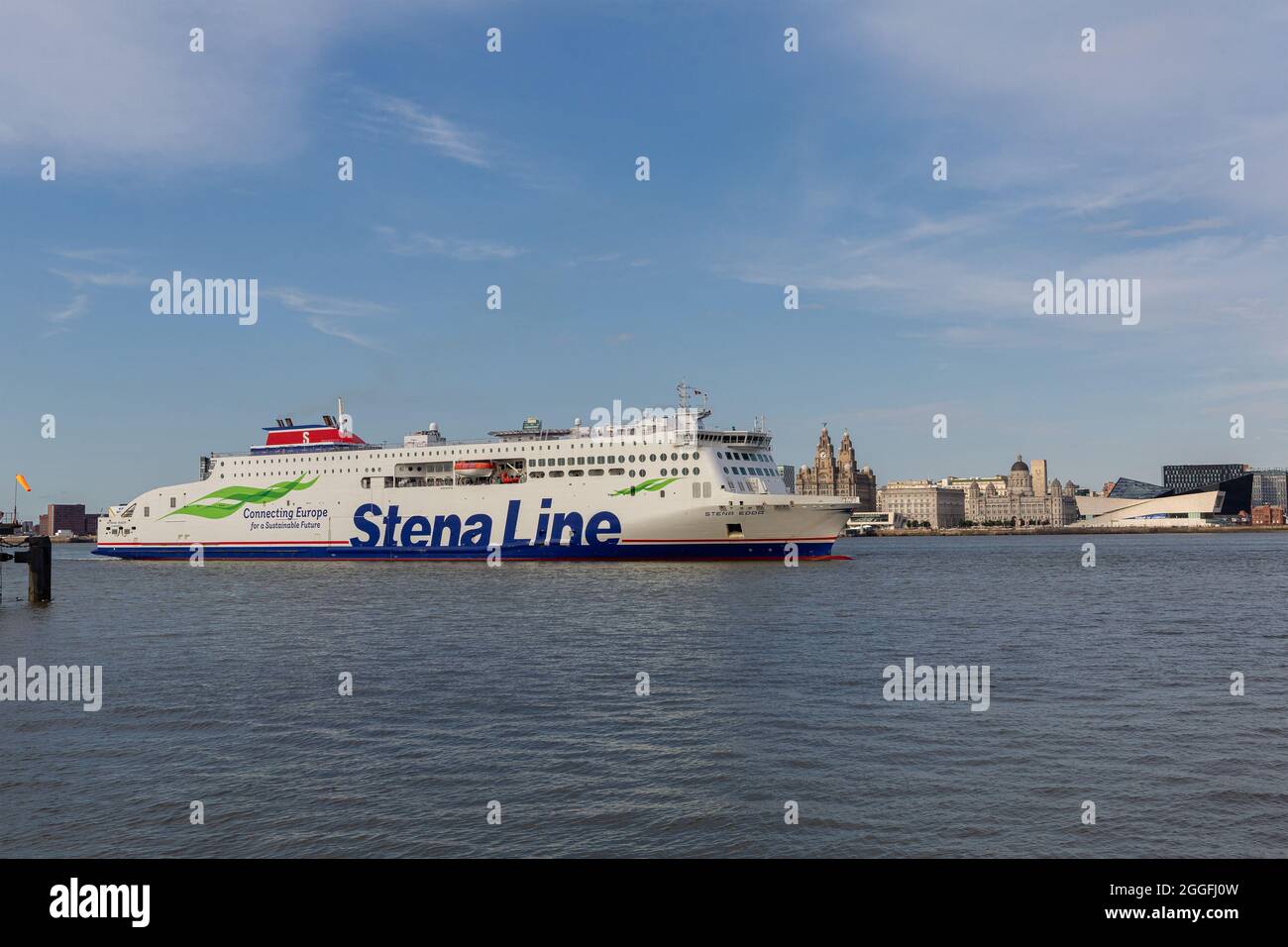 Birkenhead, Großbritannien: Die Fähre von Stena Edda nach Belfast fährt vom Woodside Terminal am Fluss Mersey, gegenüber der Hafenpromenade von Liverpool. Stockfoto