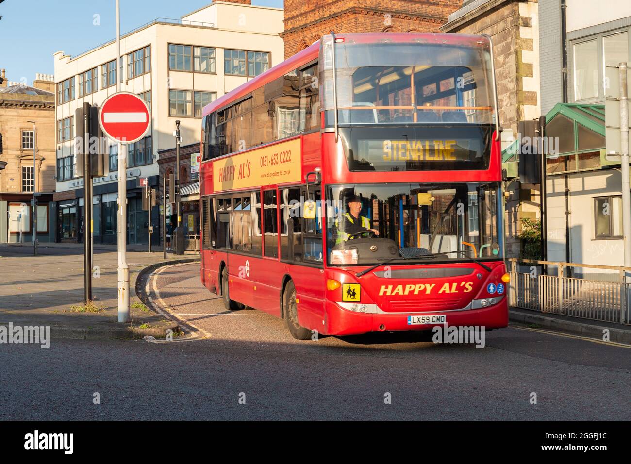 Birkenhead, Großbritannien: Busverbindung vom Bahnhof Hamilton Square zum Fährhafen Stena Line 12 Quays, an der Kreuzung der Hamilton Street Stockfoto