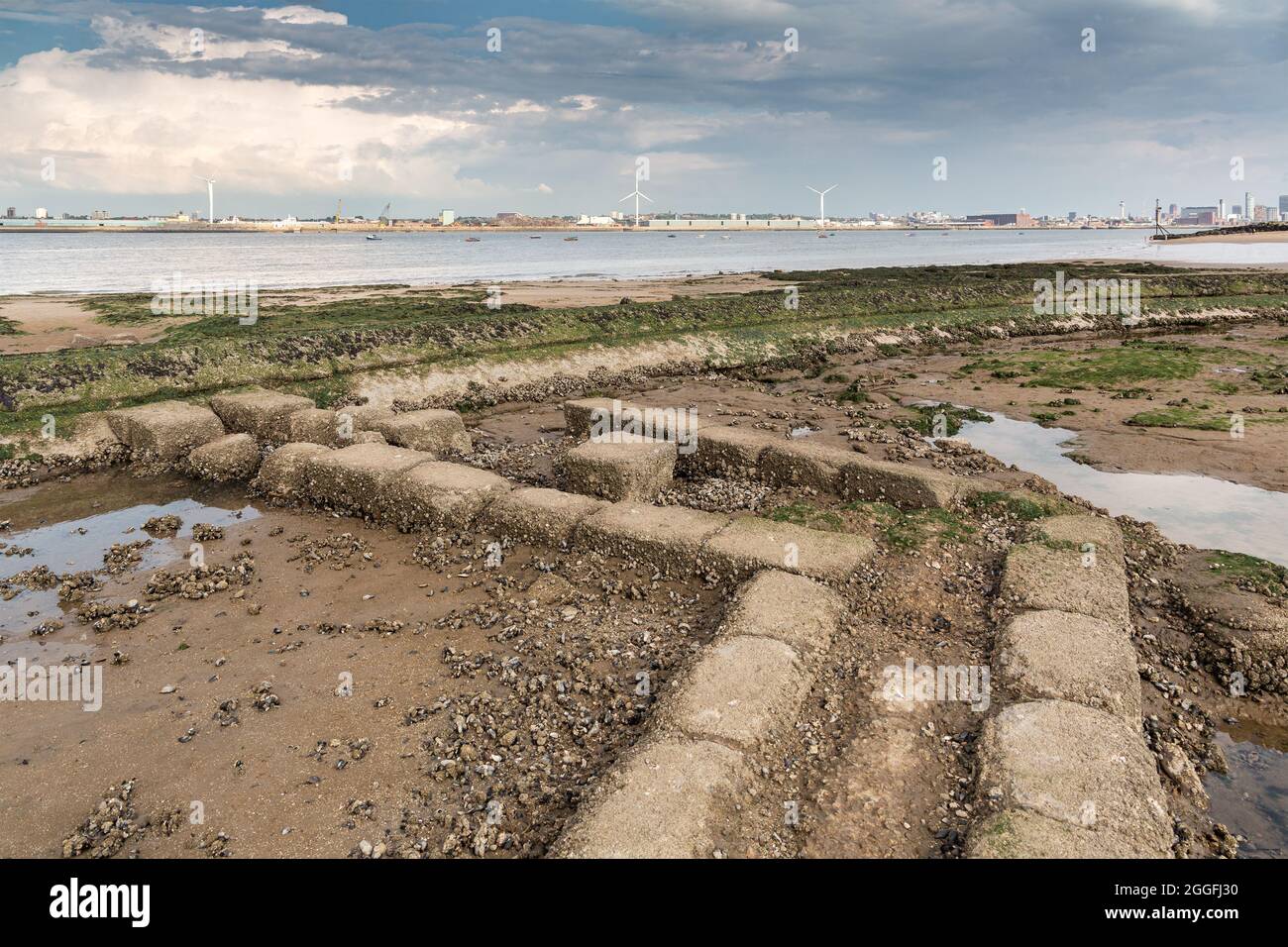 New Brighton, Wirral, Großbritannien: Steinreste vom abgerissenen Außenpool neben dem Pier. Stockfoto