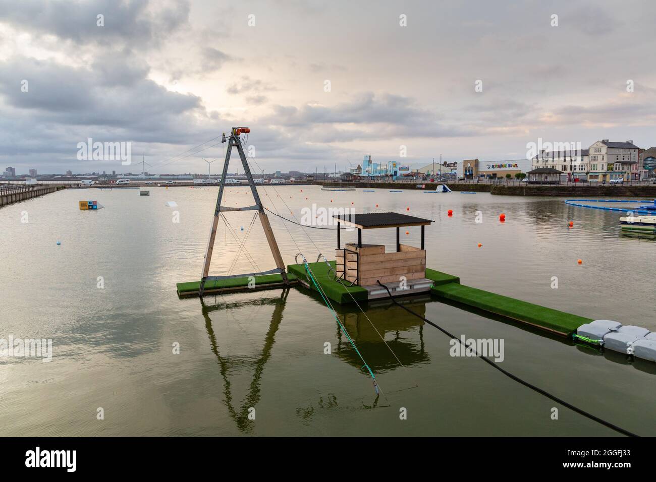 New Brighton, Wirral, Großbritannien: Wild Shore Aqua Park, sup self Launch Dock und Hindernisparcours auf dem See Stockfoto