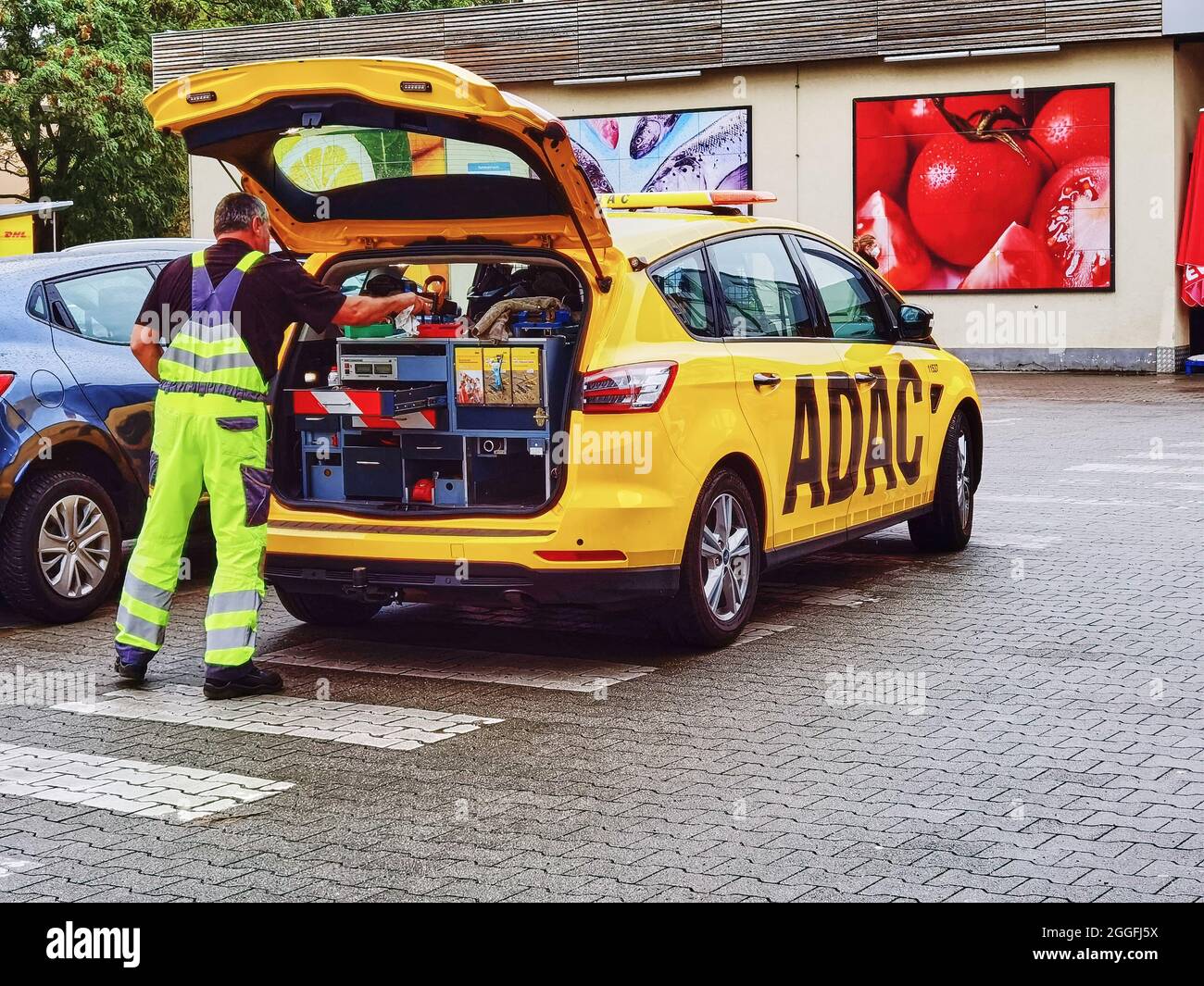 Berlin, Deutschland - 30. August 2021: Rettungsfahrzeug des Automobilclubs ADAC auf einem Supermarkt-Parkplatz. Stockfoto