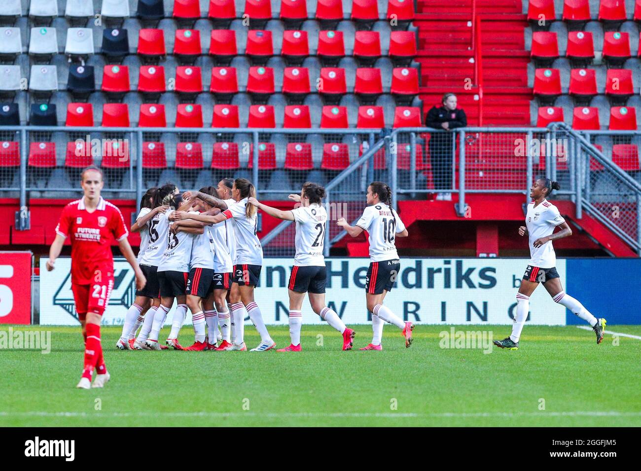 ENSCHEDE, NIEDERLANDE - 31. AUGUST: Beatriz Cameiraoa aus Benfica feiert ihr Tor während des Spiels der UEFA Women's Champions League 2021/2022 zur zweiten Qualifikationsrunde zwischen dem FC Twente und SL Benfica am 31. August 2021 in Grolschveste in Enschede, Niederlande (Foto: Albert ten Hove/Orange Picles) Stockfoto