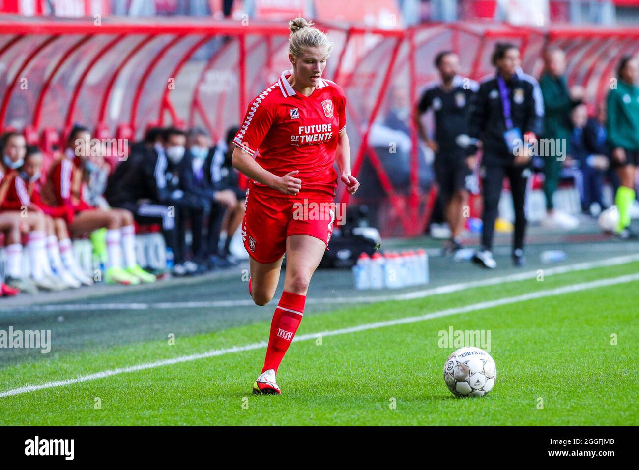 ENSCHEDE, NIEDERLANDE - 31. AUGUST: Anna-Lena stolze vom FC Twente während des zweiten Qualifikationsrunden-Spiels der UEFA Women's Champions League 2021/2022 zwischen dem FC Twente und SL Benfica in Grolschveste am 31. August 2021 in Enschede, Niederlande (Foto: Albert ten Hove/Orange Picles) Stockfoto