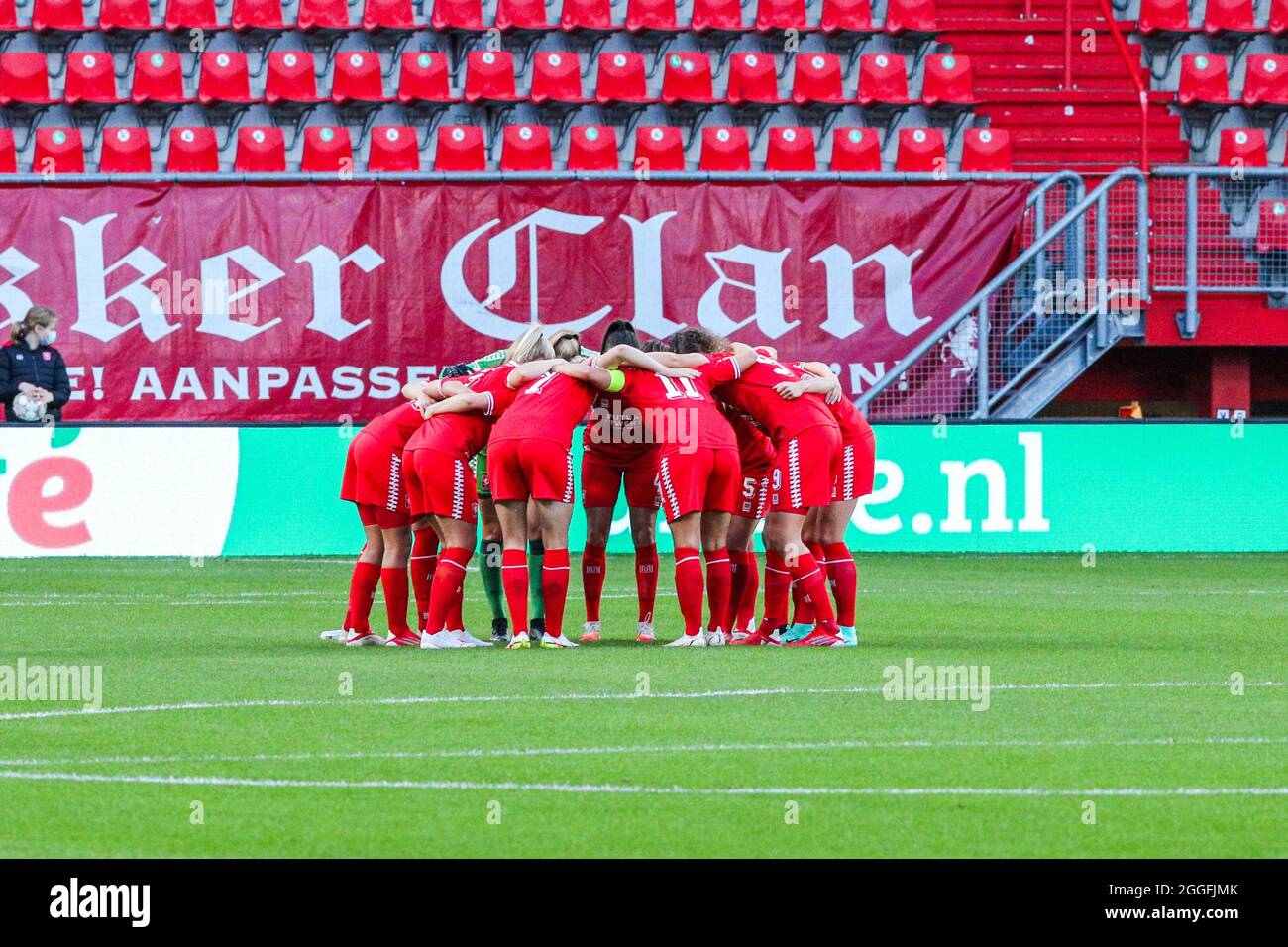 ENSCHEDE, NIEDERLANDE - 31. AUGUST: Team FC Twente während der UEFA Women's Champions League 2021/2022 Second Qualifying Round Spiel zwischen FC Twente und SL Benfica in Grolschveste am 31. August 2021 in Enschede, Niederlande (Foto: Albert ten Hove/Orange Picles) Stockfoto