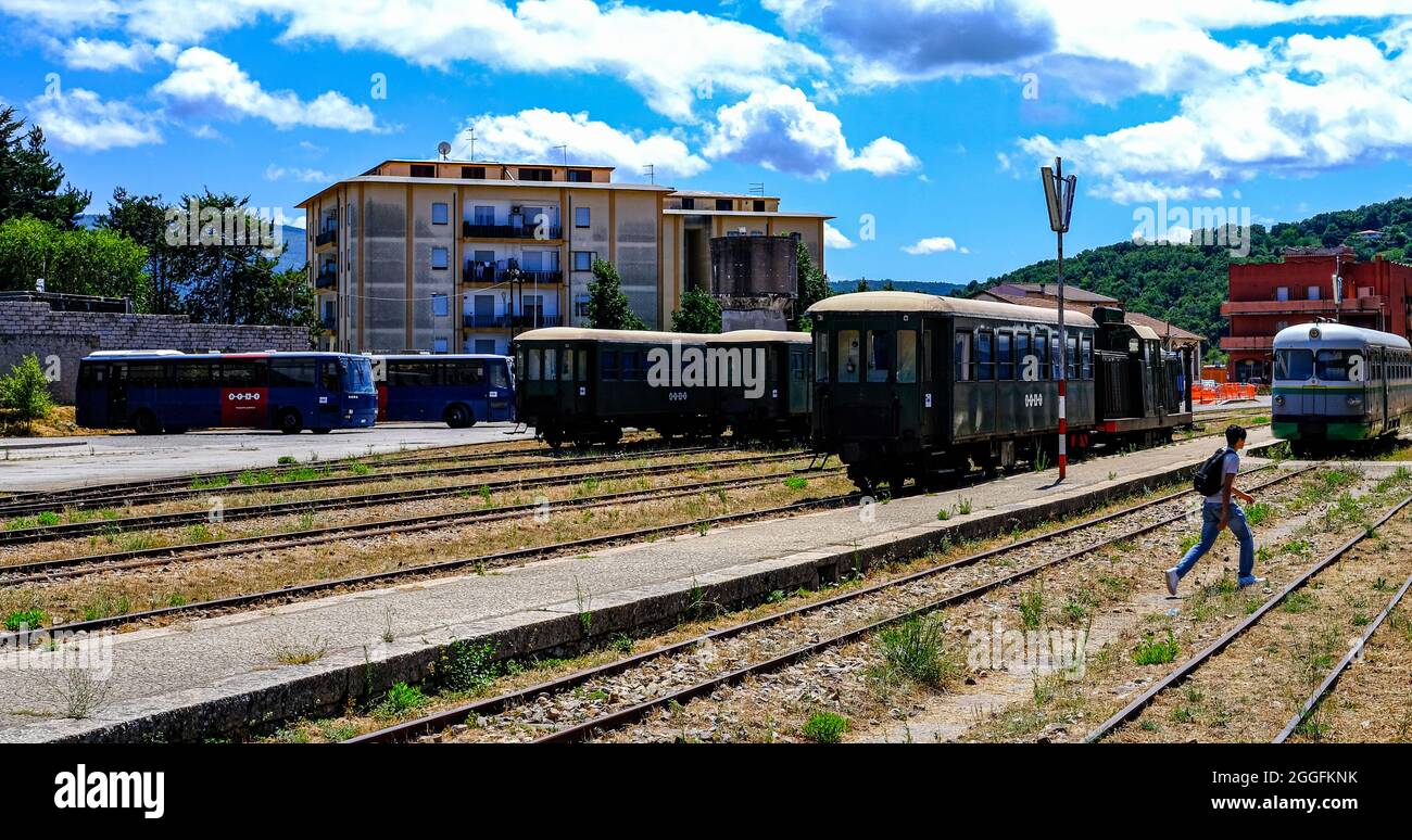 Antike Züge im Bahnhof mit Jungen, die die Gleise überquerten. Tempio Pausania, Sardinien, Italien Stockfoto