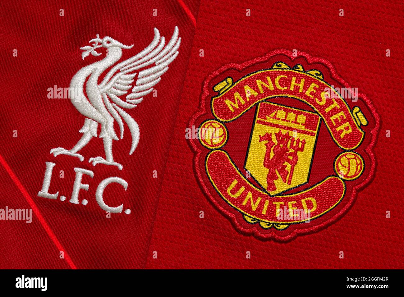 Nahaufnahme des Vereinswappens von Manchester United & Liverpool FC Stockfoto