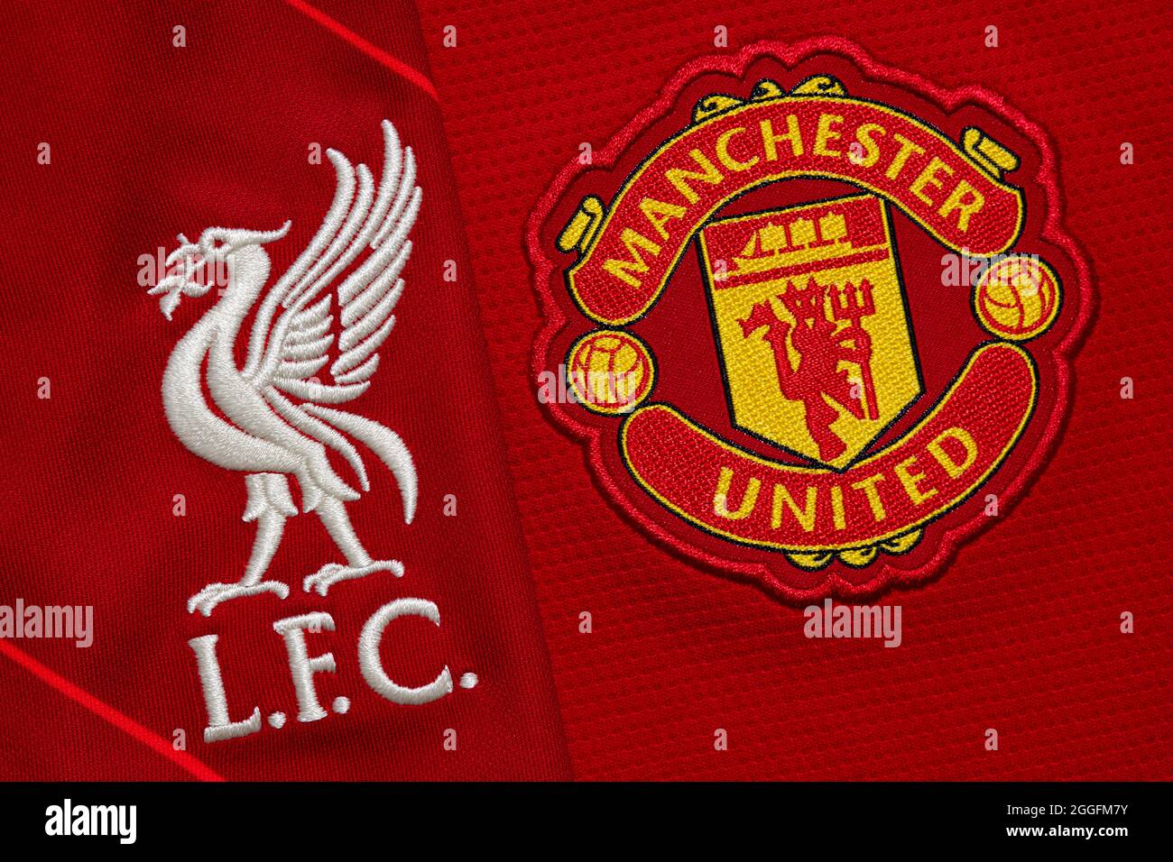 Nahaufnahme des Vereinswappens von Manchester United & Liverpool FC Stockfoto