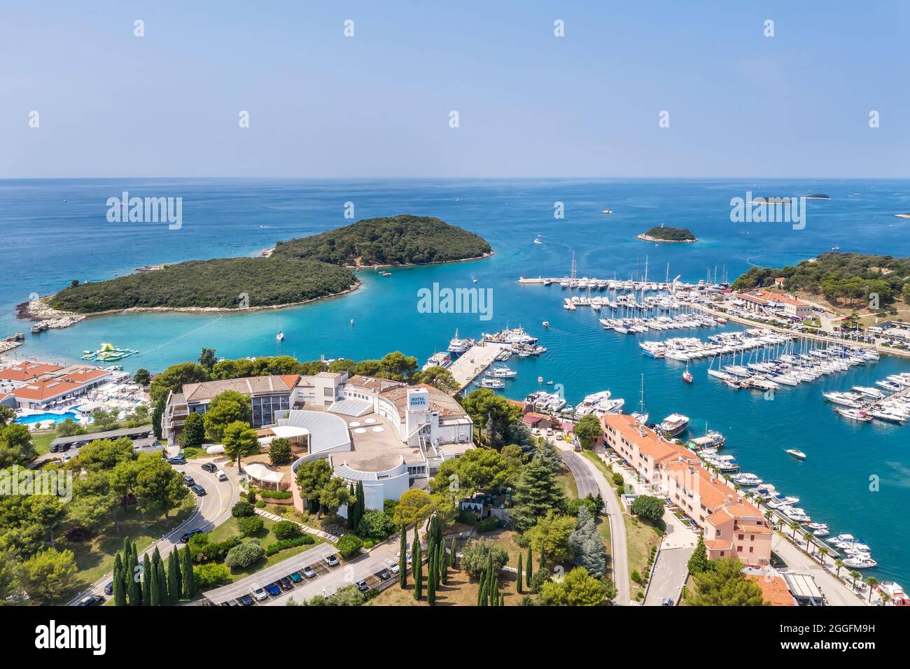 Eine Luftaufnahme der Küstenstadt Vrsar, Boote und Yachten in der Marina, Insel Sveti Juraj auf der Vorderseite, und mehrere Inseln auf der rechten Seite, Istrien, Kroatien Stockfoto